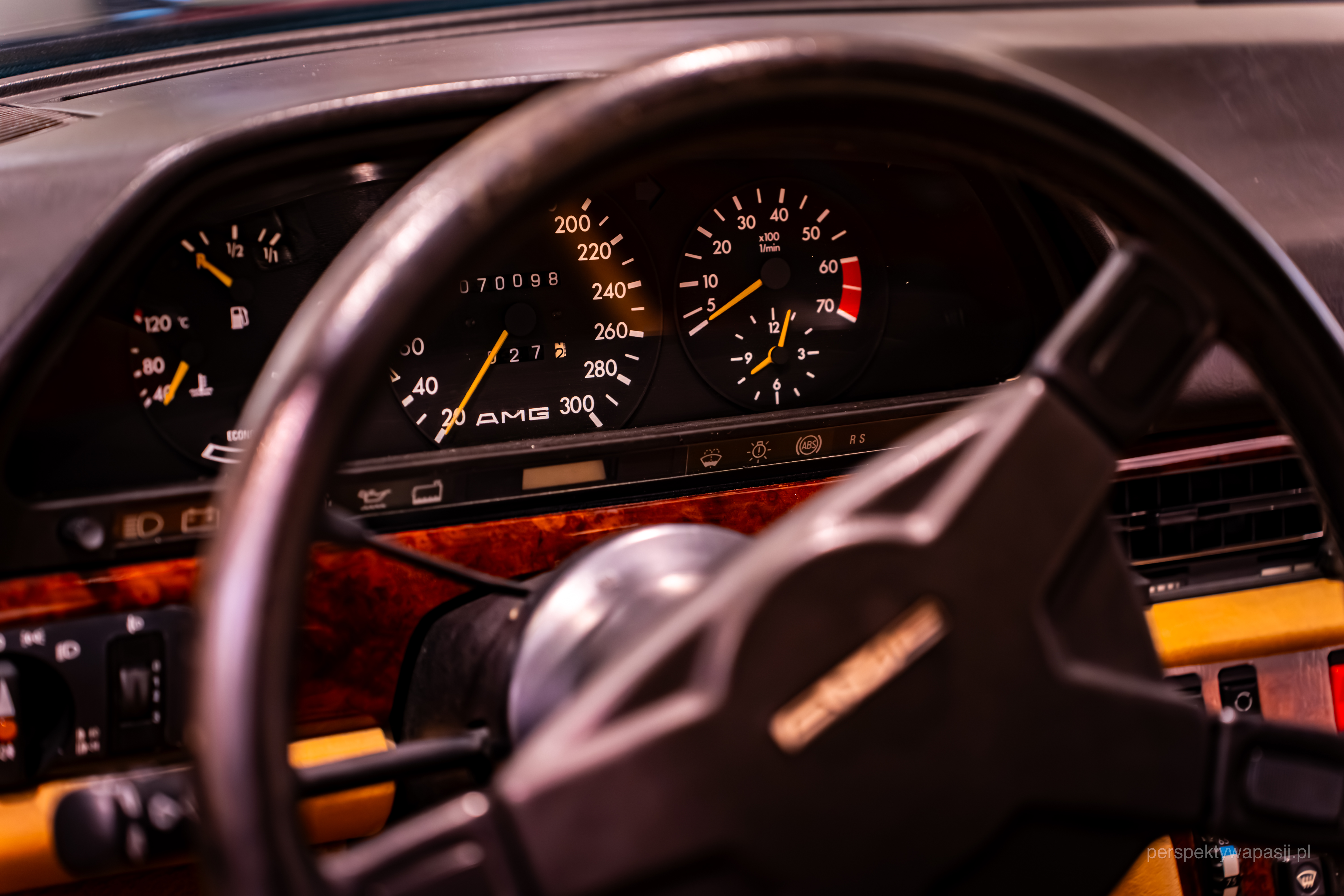 Motoryzacja — detal auta